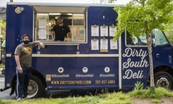 Jason Tipton, propriétaire du Food truck Dirty South Deli, et son employé Brian Potter, le 24 avril 2020 à Washington