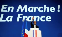 Emmanuel Macron prononce un discours à PAris après avoir remporté le premier tour de la présidentielle, le 23 avril 2017