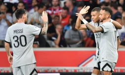 L'attaquant français du Paris SG Kylian Mbappé célèbre un but avec l'attaquant argentin Lionel Messi (à gauche) et l'attaquant brésilien Neymar (tout à droite) lors d'un match de Ligue 1 contre Lille au Stade Pierre-Mauroy de Villeneuve-d'Ascq, le 21 août 2022.