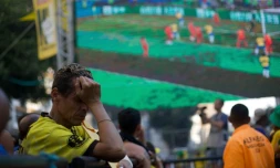 Des supporters brésiliens inconsolables à l'issue du quart perdu par leur équipe face aux Belges, à Rio de Janeiro, le 6 juillet 2018