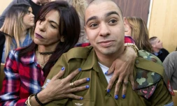 Le soldat israélien Elor Azaria (d) et sa mère Oshra, le 21 février 2017 à Tel Aviv