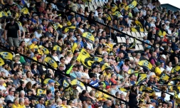 Le 29 février 2020 des supporters des Hurricanes manifestent leur joie aprÚs un essai de l'équipe néo-zélandaise lors du match de Super Rugby contre les Sunwolves japonais au McLean Park à Napier en Nouvelle Zélande. (ARCHIVES)