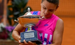 Simona Halep pose avec le trophée du tournoi de Rome le 21 septembre 2020