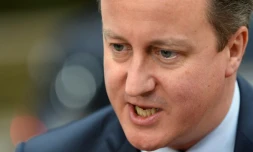 David Cameron parle aux médias en arrivant au Conseil européen à Bruxelles le 17 décembre 2015