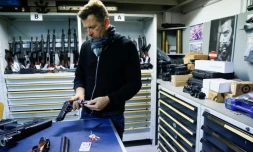 L'armurier Christophe Maratier manipule une arme dans son armurerie pour le cinéma de La Courneuve, près de Paris, le 22 octobre 2021