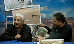 Omar Reygadas et  Luis Urzua, deux des anciens mineurs chiliens restés bloqués sous terre pendant 69 jours en 2010, ici le 4 août 2011