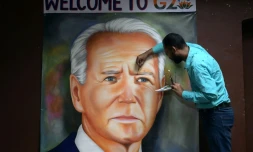 L'artiste indien Jagjot Singh Rubal apporte la derniÚre touche à une peinture représentant le président américain Joe Biden, dans son atelier d'Amritsar, le 5 septembre 2023, avant le sommet de deux jours du G20 à New Delhi