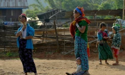 Des femmes de la tribu Kayan portent des anneaux de bronze autour du cou, signe de beauté, à Panpet, près de Demoso, dans l'Etat Kayah, au centre de la Birmanie, le 6 amrs 2016