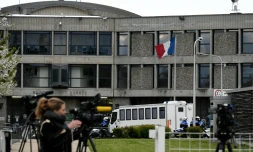 Un journaliste devant la prison de Fleury-Mérogis où est détenu Salah Abdeslam, le 27 avril 2016