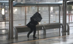Un homme s'abrite des fortes précipitations causées par le typhon Trami à Kagoshima (sud-ouest du Japon) le 30 septembre 2018.