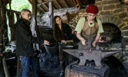 MylÚne Pardoën (c), chercheuse au CNRS et archéologue du patrimoine sonore, enregistre les sons du travail manuel des bùtisseurs du chùteau de Guédelon, qui utilisent des techniques et des outils du XIIIe siÚcle pour construire un chùteau fortifié à TrÚge, le 11 septembre 2025 dans l'Yonne