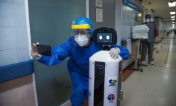 Une soignante prend un selfie avec le petit robot LaLuchy dans un hôpital de Mexico, le 27 août 2020