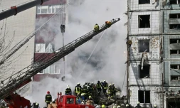 Des pompiers recherchent des survivants dans les décombres d'un immmeuble touché par une frappe russe, le 28 avril 2023 à Ouman, en Ukraine 