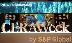 Deux hommes travaillent pour préparer le plus grand rendez-vous mondial des acteurs du pétrole, le 22 mars 2026 à Houston, au Texas