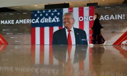 Un poster géant de l'ex-président américiain Donald Trump dans la salle omnisports Fiserv Forum à la veille de la convention républicaine, le 14 juillet 2024 à Milwaukee, dans le Wisconsin