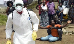 Une femme apprend la mort de son mari du virus Ebola la 4 octobre 2014 à Monrovia