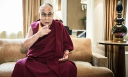 Le DalaĂŻ Lama lors d'un entretien dans un hĂŽtel Ă Paris le 13 septembre 2016