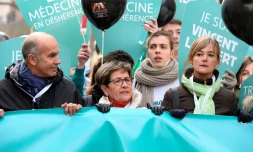 Viviane Lambert (c), la mĂšre de Vincent Lambert lors d'une "marche pour la vie", le 25 janvier 2015 Ă Paris