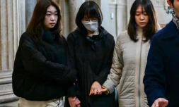 Taeko Kurosaki (c), la mère de l'étudiante japonaise assassinée en 2016 Narumi Kurosaki, accompagnée de membres de sa famille, arrive au tribunal correctionnel de Lyon pour le troisième procès du Chilien Nicolas Zepeda, le 17 mars 2026