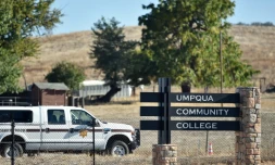 L'entrée du campus à Roseburg, dans l'Oregon, le 2 octobre 2015 au lendemain d'une fusillade qui a fait 10 morts dont le tueur