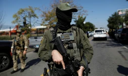 Un agent masqué de la patrouille frontalière des douanes et de la protection des frontières des États-Unis (CBP) à Chicago, le 4 octobre 2025 dans l'Illinois