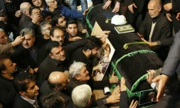 Des Iraniens se recueillent devant le cercueil de l'ancien président Akbar Hachémi Rafsandjani, à la mosquée Jamaran, le 9 janvier 2017 à Téhéran