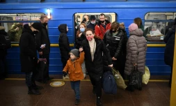 Des personnes avec des bagages dans le métro de Kiev, le 24 février 2022 en Ukraine