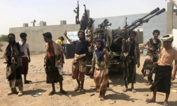 Des combattants des forces yéménites pro-gouvernementales lors d'une offensive contre les rebelles houthis près de l'aéroport de Hodeida, le 18 juin 2018