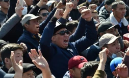 Des manifestaants exigent le départ du président Sooronbay Jeenbekov, à Bichkek, le 7 octobre 2020 au Kirghizstan