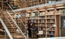 Des employées de la bibliothÚque nationale grecque scannent des livres arrivés récemment dans les nouveaux locaux du centre culturel de la Fondation Stavros Niarchosle 6 février 2018 à AthÚnes