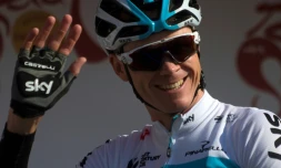 Le Britannique Chris Froom salue des supporteurs avant le départ de la 1re étape de la Ruta del Sol, le 14 février 2018 à Mijas en Andalousie