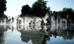 Des enfants se rafraîchissent dans un bassin à Nantes, le 26 août 2016