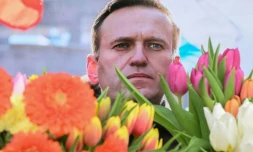 Des fleurs en hommage à Alexei Navalny devant le consulat russe à Francfort en Allemagne, le 20 février 2024