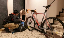 Nicolas Crosnier livre bénévolement des courses le 14 janvier 2021 à Clermont-Ferrand à des personnes fragiles ne pouvant pas sortir