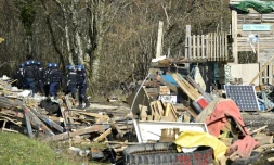 Des gendarment interviennent pour Ă©vacuer des opposants au projet CigĂ©o d'enfouissement de dĂ©chets nuclĂ©aires dans la forĂȘt du bois Lejuc prĂšs de Bure (Meuse) le 22 fĂ©vrier 2018