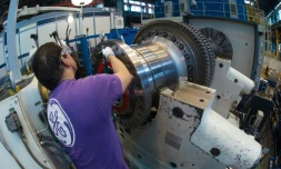 Un employé de General Electric dans l'usine de Belfort, dans l'est de la France, le 27 octobre 2015