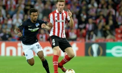 Le défenseur de l'Athletic Bilbao Aymeric Laporte (d) à la lutte avec le milieu de Berlin Valentino Lazaro, le 23 novembre 2017 à Bilbao