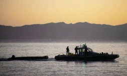 Un bateau de garde-côtes tracte un bateau pneumatique utilisé par des migrants pour rejoindre la Grèce, en 2019