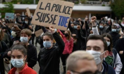 Manifestation contre les violences policiĂšres Ă Lausanne, en Suisse, le 13 juin 2020