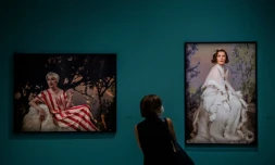 Une visiteuse de l'exposition consacrée à la photographe américaine Cindy Sherman, le 17 septembre 2020 à la Fondation Louis Vuitton, à Paris