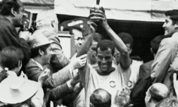 Carlos Alberto avec la Coupe Jules Rimet aprés la victoire brésilienne face à l'Italie 4-1 en finale du Mondial-1970 à Mexico