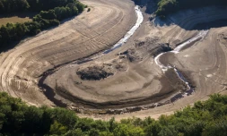 Canicules record pour l'été 2022, avec trois vagues de chaleur et 33 jours au total, une "préfiguration" d'un avenir marqué par le changement climatique et son cortège d'incendies, sécheresses et autres orages meurtriers