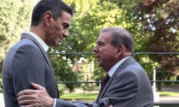 Sur cette photo prise et diffusée par le bureau du Premier ministre espagnol  le 12 septembre 2024, le Premier ministre espagnol Pedro Sanchez (gauche) rencontre le candidat de l'opposition vénézuélienne Edmundo Gonzalez Urrutia au palais de La Moncloa à Madrid.