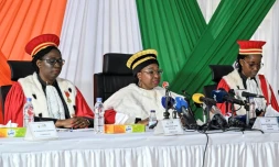 Chantal Nanaba Camara (c), présidente du Conseil constitutionnel, aux côtés de ses conseillers, lors de la publication de la liste définitive des candidats éligibles à l'élection présidentielle du 25 octobre 2025, au siège du Conseil constitutionnel à Abidjan, le 8 septembre 2025