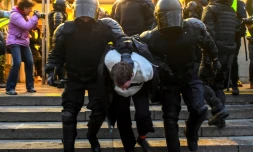 Un manifestant pro-Navalny arrêté par les forces anti-émeutes russes le 21 avril 2021 à Saint-Pétersbourg
