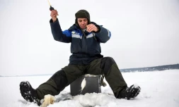 Artiom Ivanov un ouvrier de Maslova Pristan (Russie), pêche dans la glace à quelques kilomètres de la frontière avec l'Ukraine, le 27 janvier 2022