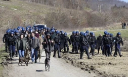 Des gendarmes évacuent des opposants au barrage de Sivens (Tarn), le 6 mars 2015