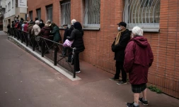 File d'attente devant un centre de vaccination Ă Paris le 15 janvier 2021