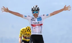 La joie du Slovène Tadej Pogacar, vainqueur de la 17e étape du Tour de France, le 20 juillet 2022 à l'altiport de Peyragudes, devant le Danois Jonas Vingegaard, toujours maillot jaune