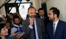 Le Premier ministre Edouard Philippe (c) parle à la presse aux côtés du secrétaire d'Etat Mounir Mahjoubi, candidat aux législatives à Paris, le 26 mai 2017 à Paris